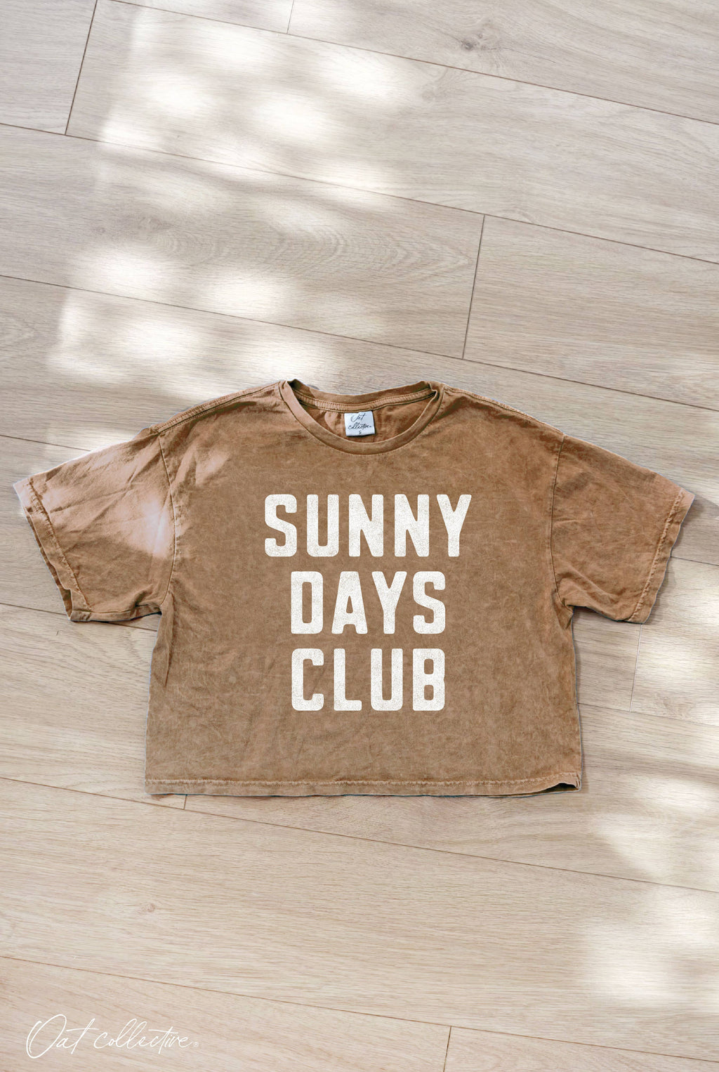 SUNNY DAYS CLUB Cropped Mineral Graphic Top