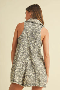 Leopard romper with collar