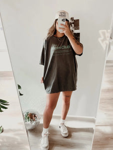 The mom club tee